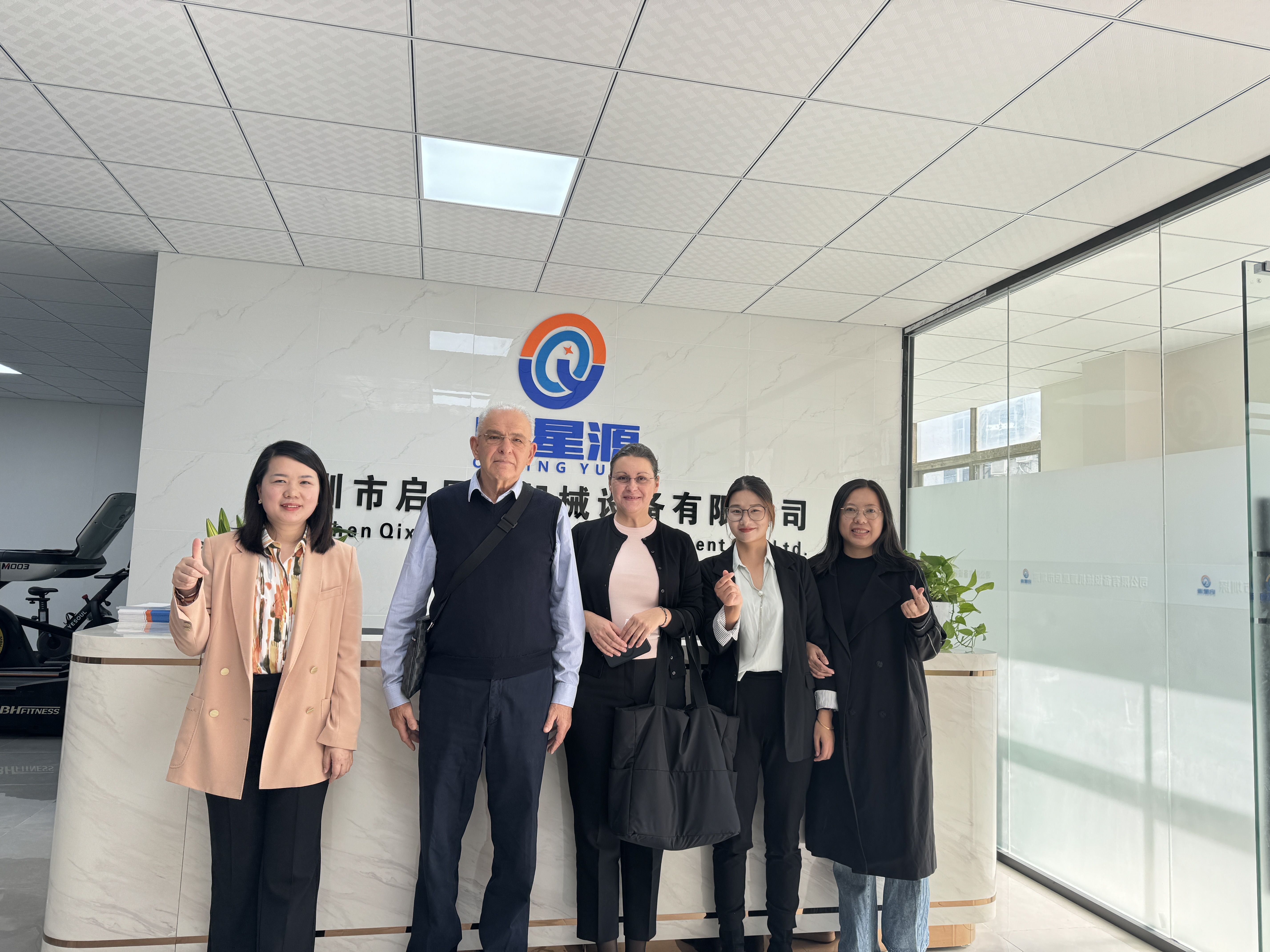Tervetuloa lämpimästi Mr.Savo ja rouva Liikea vierailemaan Shenzhen Qixingyuan Machinery Equipment Co., Ltd.